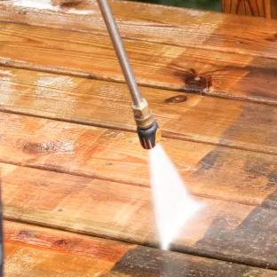 Holzterrasse gereinigt